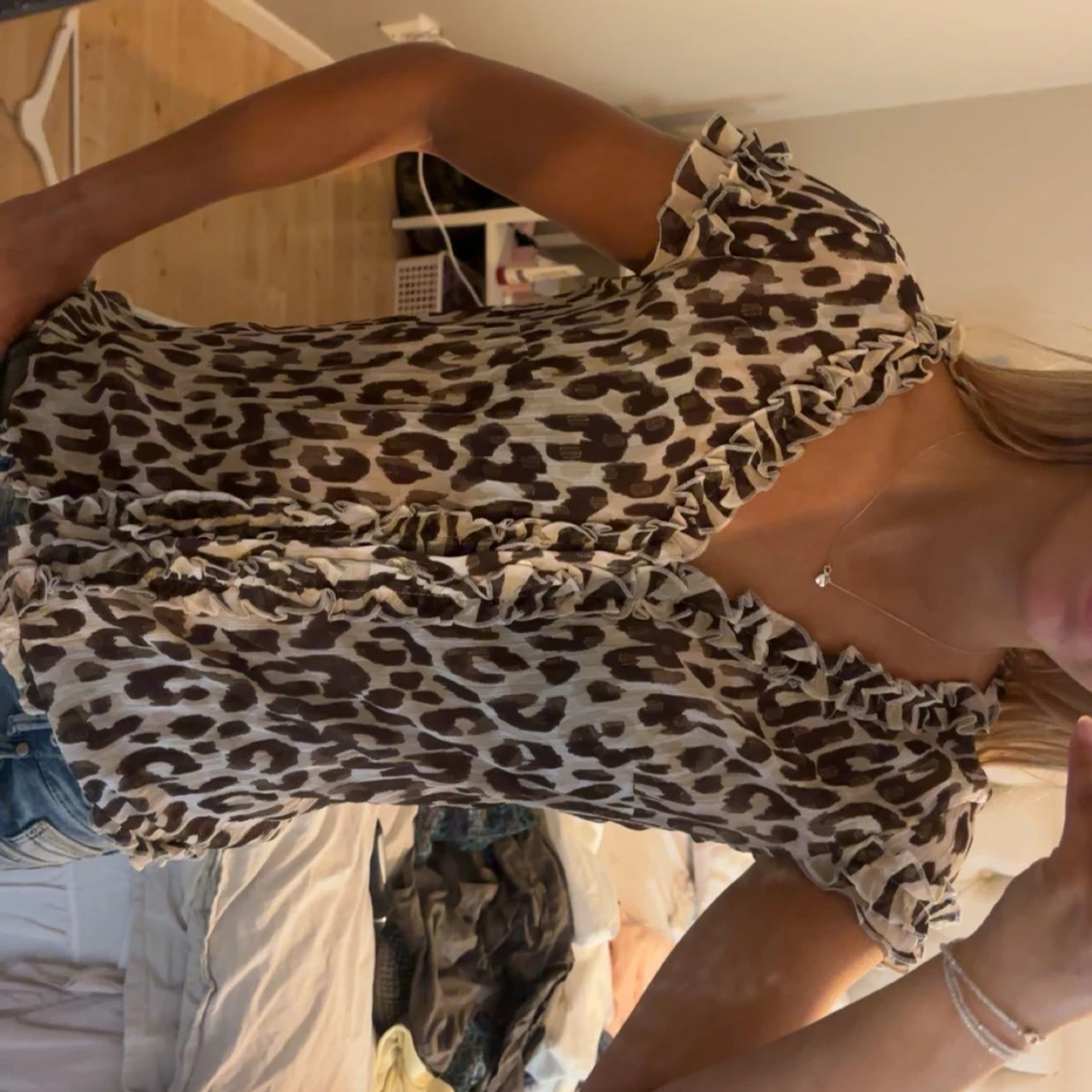 Leopardmönstrad blus med volang - 1