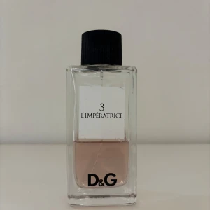 D&G LIMPERATRICE EDT 100ML - Toppnoter: rabarber, röda vinbär, kiwi ackord Hjärtnoter: rosa cyklamen, vattenmelon, jasminblad Basnoter: mysk, sandelträ, grapefrukt