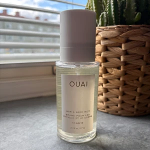 OUAI St. Barts Hair & Body Mist - Fräsch och tropisk hår- och kroppsmist från OUAI i doften St. Barts. Flaskan är transparent med vit etikett och vit plastkork. Innehåller 97 ml och har en stilren, modern design som passar perfekt på badrumshyllan. Ny