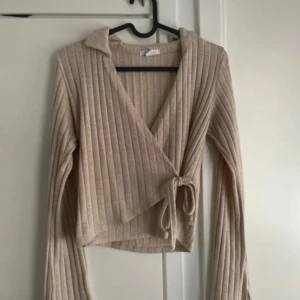 Beige ribbade mjukisbyxor + tröja  - Säljer ett par beige ribbade mjukisbyxor med breda ben och skön passform. Byxorna har en mjuk och stretchig känsla, perfekta för chill dagar. Materialet är ribbat och ger en snygg struktur. Passar dig som gillar avslappnad stil och vill ha något bekvämt. Finns tröja till. 