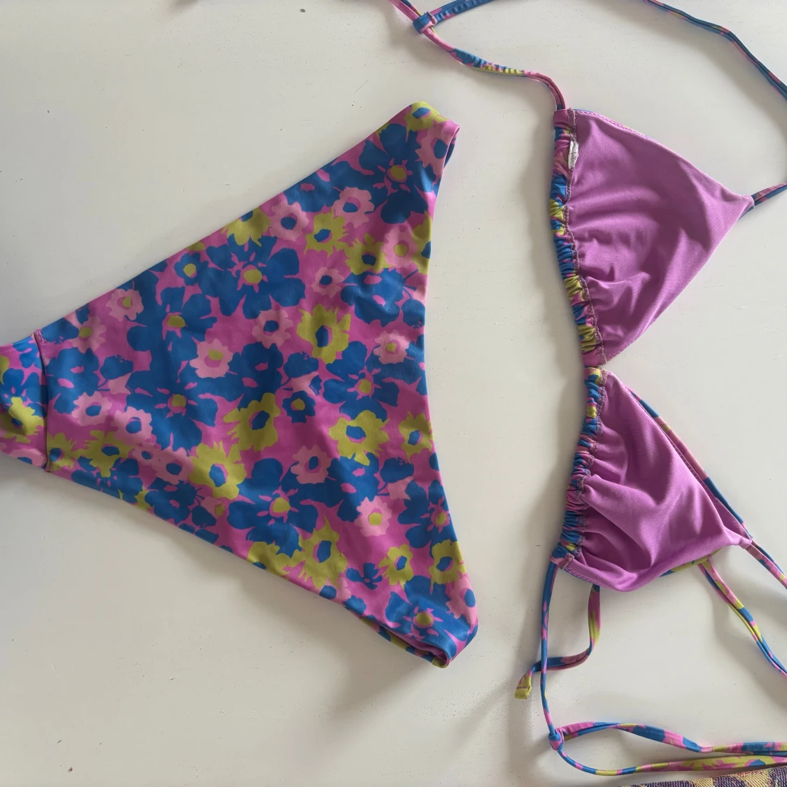 Blommig bikini i rosa och blått från WEEKDAY - 1