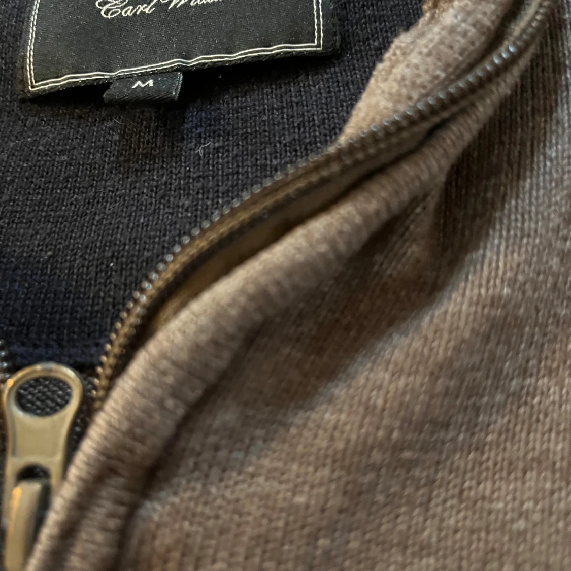 Brun stickad tröja med half zip - 1