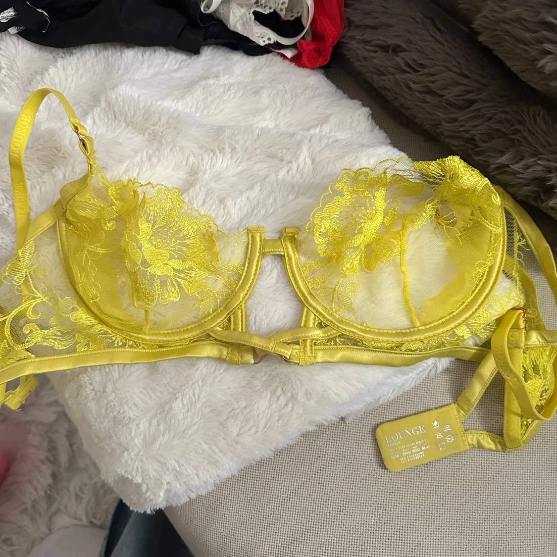 Gul spetsig bralette från Lounge