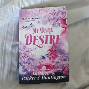 My Dark Desire - Engelska, obruten rygg fast med dog ears.En modern och mörk twist på Cinderella-sagan med romantik, spänning och maktkamp. Perfekt för dig som gillar intensiva relationer, hemligheter och att utmana gränser. Boken har en drömlik, rosa omslagsdesign som lockar till läsning och passar unga vuxna.