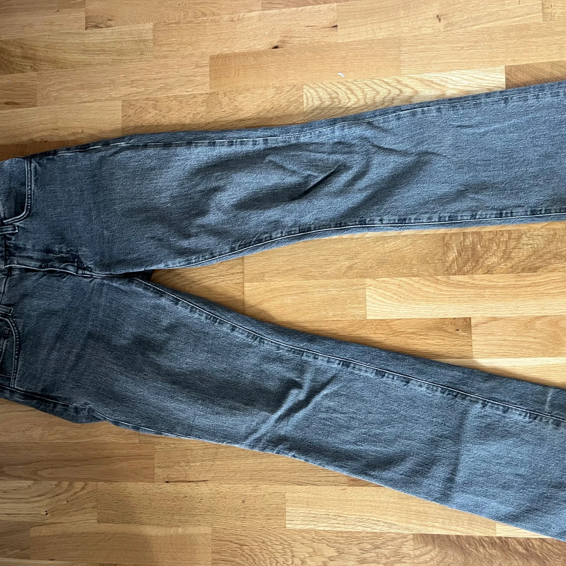 Grå bootcut jeans från Mango - 2