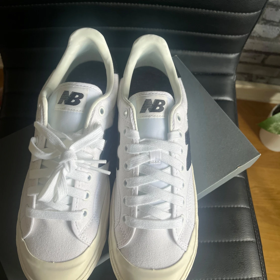 Vita New Balance sneakers med grå detaljer - 1