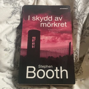 I skydd av mörkret - En spännande deckare där poliserna Diane Fry och Ben Cooper nystar i två mystiska dödsfall. Med mörka miljöer och oväntade vändningar är detta en bok som håller dig fast från första sidan. Perfekt för dig som gillar nervkittlande mysterier och smarta utredningar.