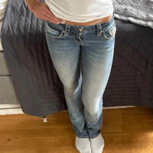 Ljusblå low waist bootcut jeans från Rock Revival - Snygga ljusblå jeans från Rock Revival med bootcut passform och låg midja. Dom är i storlek 25 och typ helt nya. Köpta för 1300 på Depart.A.Mental i mos