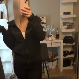 nike tech - nike tech tröja, fint skick knappt använd, storlek xs men passar s/m också. är 169 lång men passar kortare och längre. pris kan diskuteras vid snabbt köp