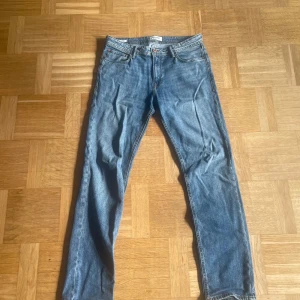 Blå jeans från Jack & Jones Regular Clark - Säljer ett par klassiska blå jeans från Jack & Jones, modell Regular Clark. De har rak passform, fem fickor och snygga kontrastsömmar. Dom är i storlek 32/34. Hör av er vid frågor! Pris kan diskuteras