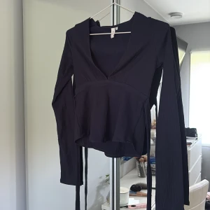 Topp - En jätte fin marinblå topp från Nelly som går att använda både till fest och vardags. Sitter tajt då man knyter den baktill, har använt en gång😊