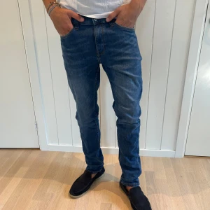 Mustang Jeans  - Riktigt snygga jeans ifrån Mustang i storlek 32/32. Modellen är 184. Bara att skriva vid frågor eller funderingar