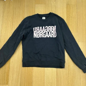 Mörkblå sweatshirt från Mads Nørgaard - Snygg mörkblå sweatshirt från Mads Nørgaard med stort rosa tryck på bröstet. Perfekt för hösten❤️