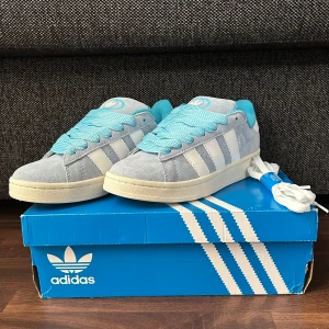 Adidas Campus ljusblå sneakers - Adidas Campus i ljusblått, storlek 38.   Aldrig använda – helt nya.   Köptes som present till min före detta tjej. Fraktar samma dag.