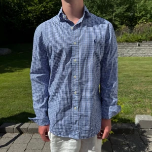 Blårutig Ralph Lauren Skjorta - Blårutig Ralph lauren skjorta || Storlek M (Slim Fit || Skjortan är i bra skick || Modellen på bilden är 170cm och väger 62kg || Tveka inte på att höra av dig vid frågor eller funderingar 