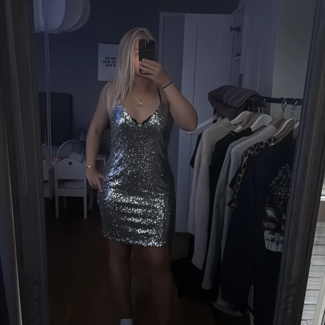 Glittrig silverklänning