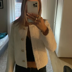jacka - Söt ull jacka med guld knappar🧸🤍