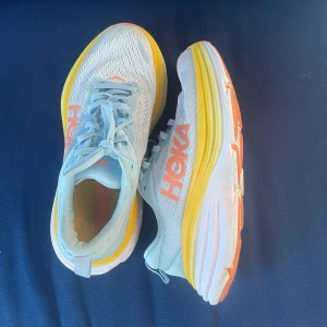 Hoka - Hej🩷Säljer nu dessa fina välvårdade hoka skor! Dom är andvända med små slitningar på insida häl men i övrigt mycket fint skick!