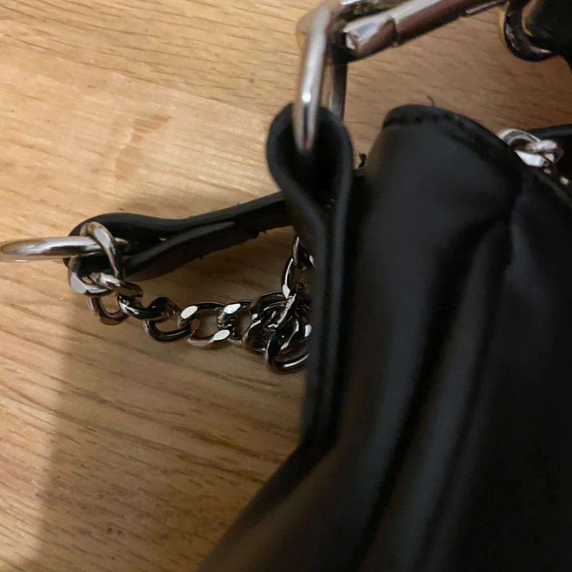 Svart axelväska med kedjedetaljer - 2