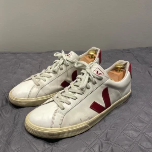 Veja sneakers - Ett par snygga veja skor i vit/röd färg. Storleken är i 45, och passar som i vanlig storlek. Hör gärna av dig vid frågor:)