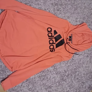 Adidas hoodie - Lite mer orange tonig irl, aldrig använd.