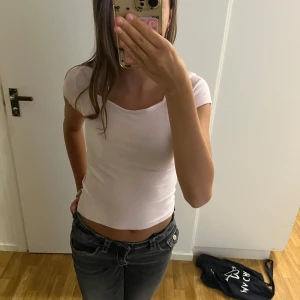 Rosa  croppad kortärmad topp - Säljer en enkel och fräsch rosa t shirt som inte är jätte andvänd och i ett bra skick 🌸