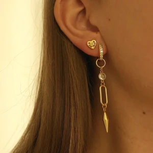 Alvaz essentials örhängen - Säljer ett par (2 st örhängen) i ”stella earring” modellen från alvaz essentials för att det inte kommer till användning😊 Jättesnygg modell och bra kvalitet bara att skriva privat för fler bilder mm💕