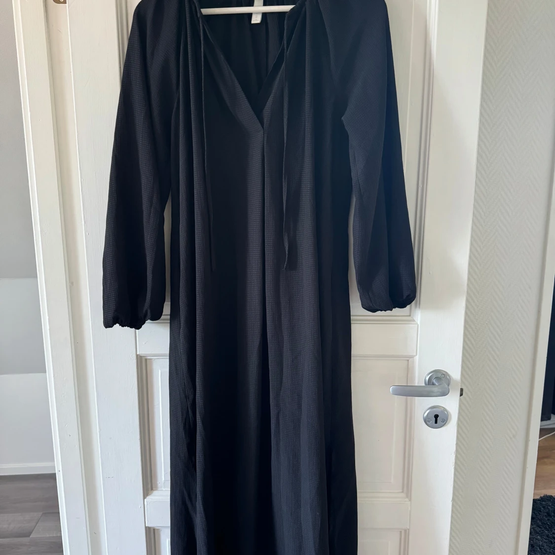 Svart långklänning med v-ringning hm