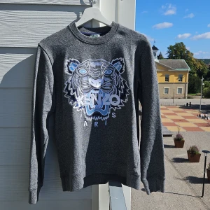 Grå sweatshirt från Kenzo - Säljer en grå sweatshirt från Kenzo. Tröjan är i storlek XS.