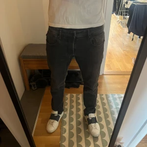 Mörkgråa replay jeans - Tja säljer nu dessa feta jeans från replay. Jeansen är grover modell och storlek 31. Bra skick och pris kan diskruteras vid snabb affär. 