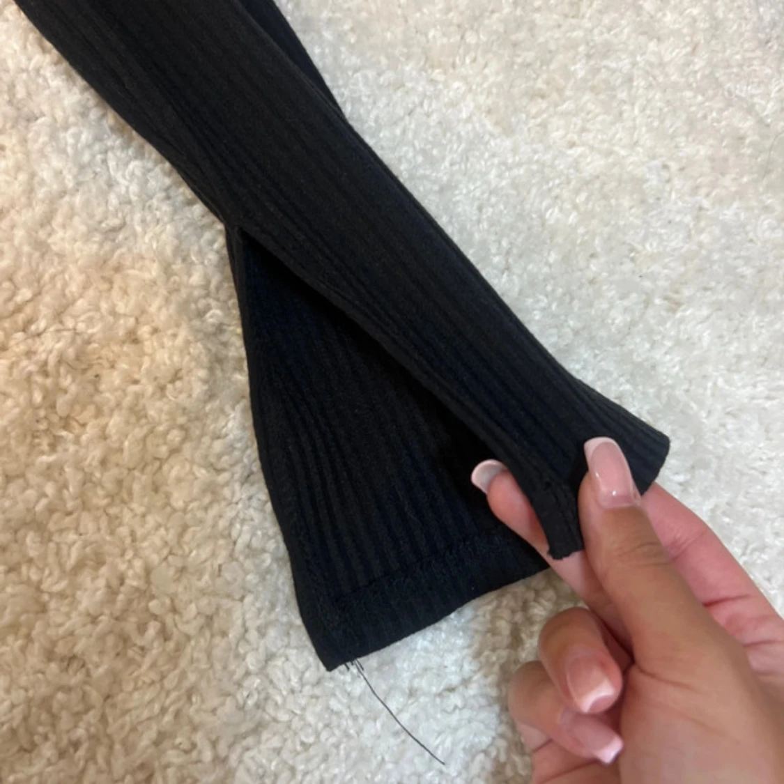 Svart ribbad topp med dragkedja  - 3