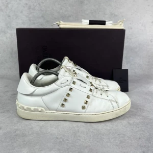 Valentino open sneaker - – Condition: 7/10  – Color: White  – What is included: Only the sneakers  – Retail price: 7280