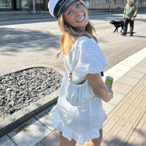 Studentklänning  - Säljer nu min studentklänning som är helt slutsåld på nellys hemsida. Använd en gång i bara någon timme, så helt ny, fräsch och super snygg. Köpt för 600kr.