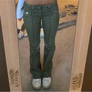 Slutsålda  H&M jeans - Säljer ett par populära hm jeans som är väldigt eftertraktade. Dem passar till många outfits och går inte att köpa längre. Skriv jätte gärna om ni har frågor. (Bilderna är lånade av hon jag köpte av) använt 2 gånger💓har lagt upp egna bilder på en annan annons 