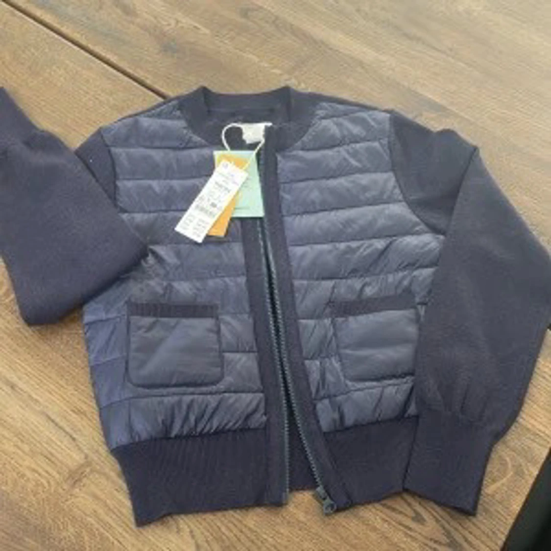 Mörkblå gina bomberjacka liknar Moncler