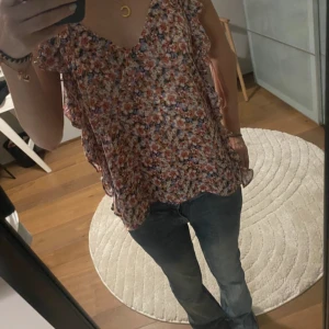 helt ny blommig blus - helt nytt linne med prislappen kvar! original pris är 329 kr