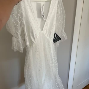 Studentklänning Gina Tricot - Supersöt vit klänning från Gina Tricot som aldrig kom till använd! Jättefin till sommar eller student 💕