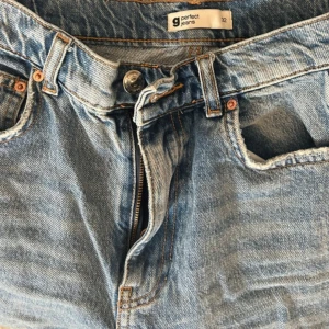Blå raka jeans från GinaTticot - Raka jeans med en hög midja från Gina Tricot säljs pga för små i storleken. Nypris var 499kr men jag säljer de nu för endast 100kr 