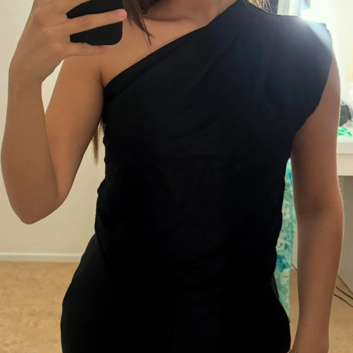 Svart oneshoulder topp