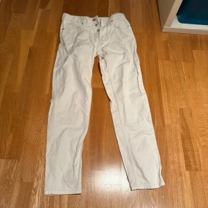 Vita slim jeans från Pull&Bear - Snygga vita jeans från Pull&Bear i modellen 'The 90's Slim'. De har en klassisk femficksdesign, knappgylf och smal passform som sitter riktigt schysst. Perfekta för dig som gillar en clean och stilren look. Materialet är mjukt och bekvämt bomullstyg.