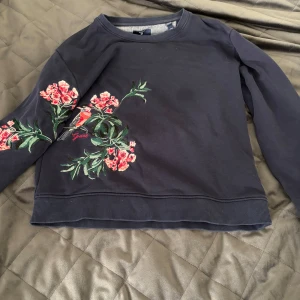 Sweatshirt  - Fin tröja som är i ett mycket bra skick. Storlek 158/164 så en xs men skulle vilja säga att den mer är en xxs än xs