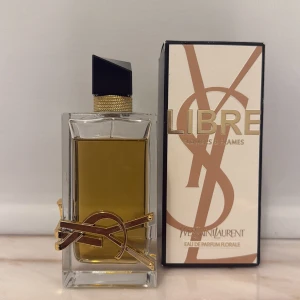 Yves Saint Laurent Libre Flowers&Flames  - En 90ml parfym som använts fåtal gånger. Nästan all parfym är kvar. Ytterst liten och tunn spricka i glaset. Säljer eftersom doften inte passade mig. Pris kan absolut diskuteras💞