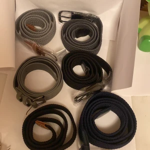 Mix av flätade och grått bälte - Fina bälten som är i färgerna svart, marinblå, ljusgrått, mörkgrått och ett mockat bälte. Obs köp ej från denna skriv om ni vill ha nån så lägger jag ut den privat. Om du köper från denna skickas du en valfrit bälte. De är mellan 100-115 cm i storleken. Kom gärna med prisförslag.