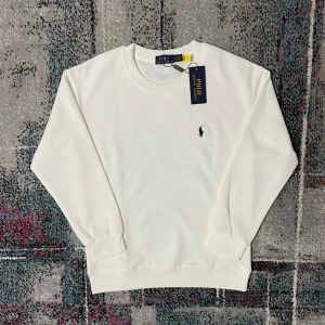 Ralph Lauren tröja - Säljer denna hely nya Ralph lauren tröja för endast 299kr! Tröjan är i Strl S men passar även för XS, skriv till om ni har några funderingar!