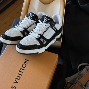 Louis Vuitton sneakers - Säljer ett par Louis Vuitton sneakers i svart och vitt, Storlek 44 passar 43 också. Dom är använda ett få antal gånger och inget slitage på dom förutom såklart på sulan, annars extremt fint skick! Dust bag och LV lådan följer med. Hör av er vid frågor, priset är diskuterbart vid snabb affär!