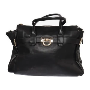 Svart handväska från David Jones - Använd några få gånger, har flagnat lite vid handtagen men det syns bara vid nära håll, mått: bredd 35, djup 16, höjd 25cm