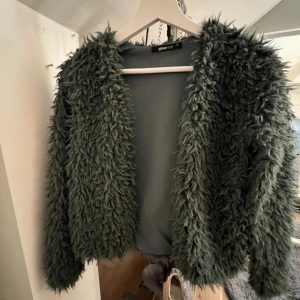 Fluffig jacka / kofta - Jättesnygga grön fluffig jacka!! Den är ifrån Gina tricot och är i strl xs. Den är ganska tunn så funkar bra som kofta men den passar säkert superbra som en tunn vårjacka nu till våren! Den har ingen knäppning men funkar superbra ändå. Bra skick💞💞