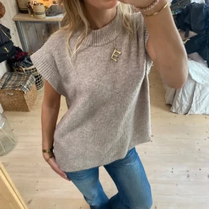 Beige stickad ärmlös tröja Neo Noir - Säljer en beige stickad tröja från Neo Noir med ärmlös design.💝 Tröjan har loose passform och är perfekt nu till hösten🍂🍁