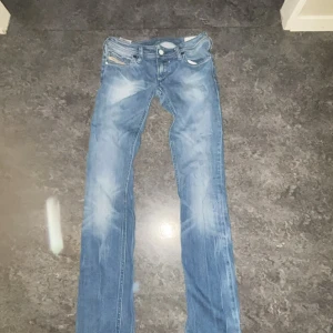 Diesel ljusblå jeans - Säljer ett par diesel jeans i ljusblå tvätt med snygga slitningar. Modellen har smal passform och klassisk femficksdesign. Jeansen är tillverkade i mjukt bomullsmaterial och har låg midja. Perfekta för dig som gillar en modern och avslappnad stil. Köpt tidigare på vinted men inte använd av mig då dom var för småa💕W=27, L=34. Kom med förslag på priset❤️ Skriv om ni vill ha fler bilder