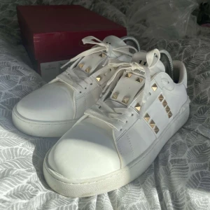 Valentino Opens/Rockstud  - Säljer mina Valentino opens/rockstuds då de inte kommer till användning då dem är något stora, köpte dem våren 2025 och men har typ haft på mig de 3 gånger, ända defekten är att skorna är smutsiga (skick 9,9/10) då de bara är smutsiga och de är inte ner slipade något. Är storlek 38 mer skulle säga att dem snarare passar 38,5-39. 3000kr eller bud! Tveka inte på att höra av dig om du är sugen på att köpa, har någon fråga eller vill ha fler bilder.